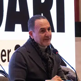 Prof. Dr. Emre Alkin portresi