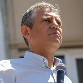 Özgür Özel portresi