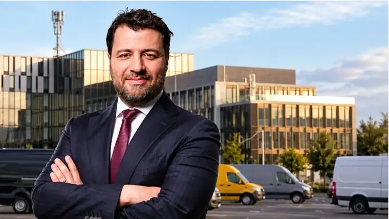Emre Tezmen portresi ve bir bina; Takvim'in yayımladığı, büyük olasılıkla montaj görsel